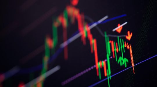 Acciones caen ante decepcionantes ganancias de empresas tecnológicas