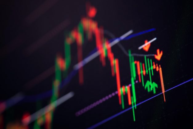 Acciones caen ante decepcionantes ganancias de empresas tecnológicas