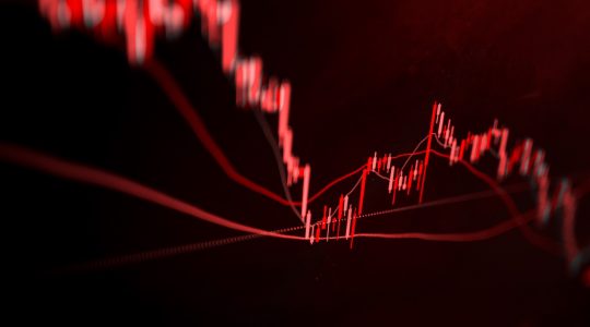 Remezón político deja a los marcados transando en el margen