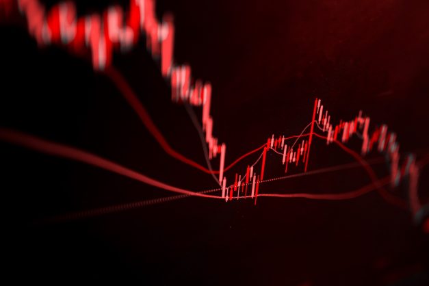 Remezón político deja a los marcados transando en el margen