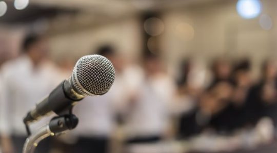 Mercados reaccionan a discursos de Powell y Biden