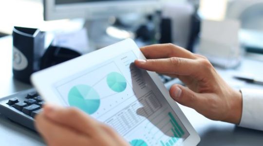 Reportes corporativos guían al mercado