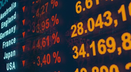 Mercados a la baja tras débil reapertura en China