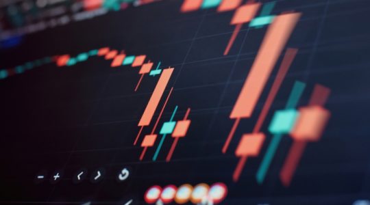 Mercados comienzan la última semana del mes a la baja