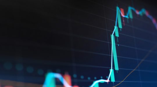 Mercados buscan rumbo mientras tasas se mantienen al alza